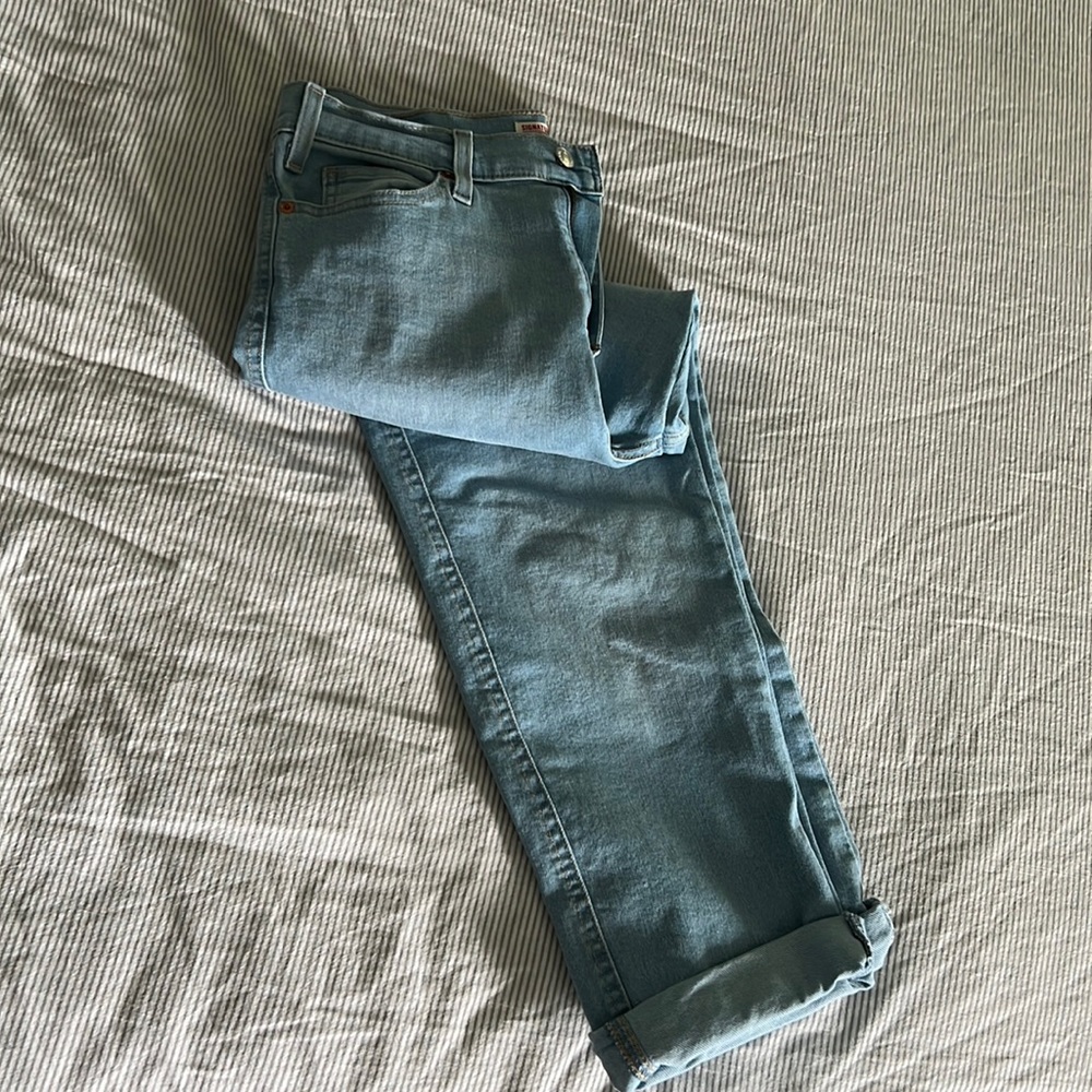 Levi’s heritage high rise straight leg light wash mom jeans. Size 8 or W29.
